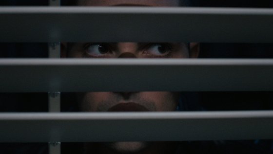 Женщина в доме напротив девушки в окне 5 серия
